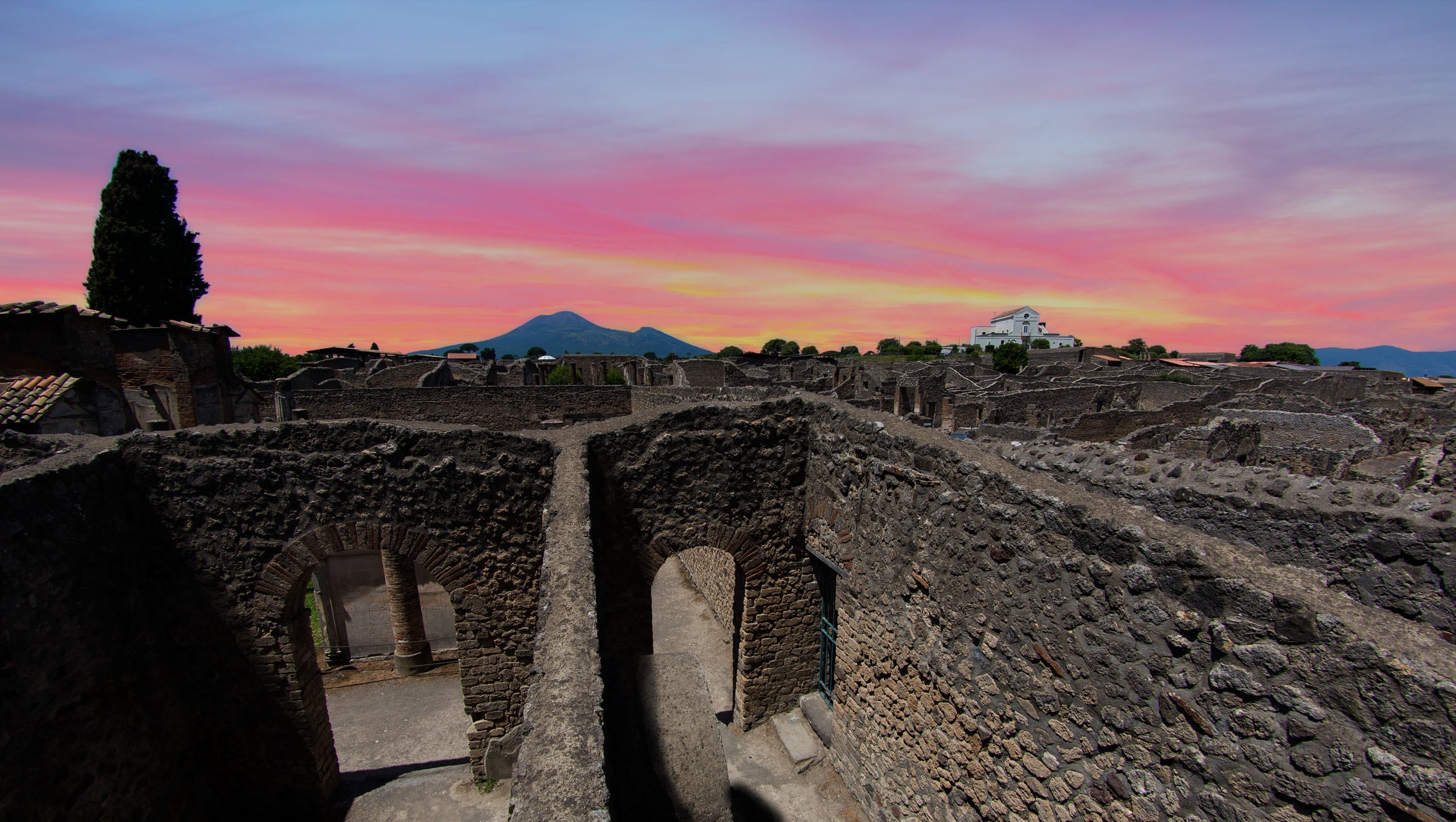 Vista di Pompei al Tramonton © A.Cambone, R.Isotti u2013 Homo ambiens/Touring Club Italiano