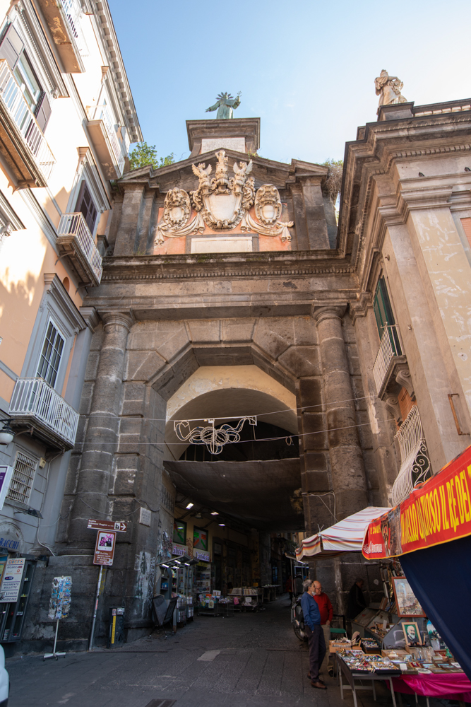Napoli Port'Alba © A.Rossi, Cameleo S.r.l. (Rm) - si ringraziano: il Sindaco e l'Ufficio Cinema del Comune di Napoli e l'Associazione Guide turistiche Campania