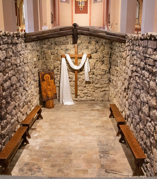 Santuario di Rivotorto, Sacro Tugurio © A. Rossi, Camaleo S.r.l. (Rm) in collaborazione con il Comune di Assisi u2013 Ufficio Turismo e su gentile concessione della Provincia Serafica di San Francesco dei Frati Minori dellu2019Umbria (Italia)
