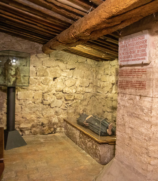 Santuario di Rivotorto, Sacro Tugurio © A. Rossi, Camaleo S.r.l. (Rm) in collaborazione con il Comune di Assisi u2013 Ufficio Turismo e su gentile concessione della Provincia Serafica di San Francesco dei Frati Minori dellu2019Umbria (Italia)