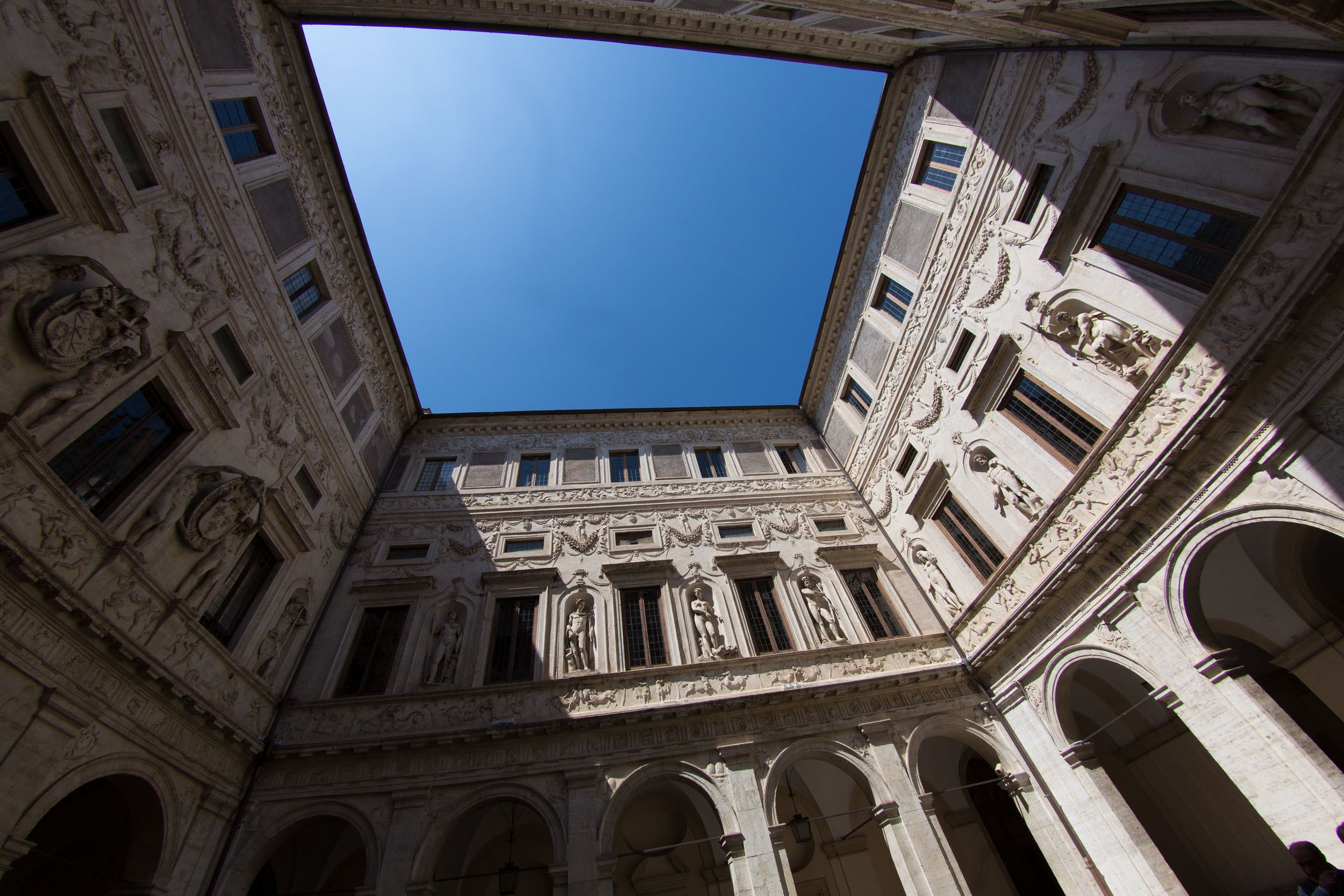 Il cortile di Palazzo Spada © A. Cambone, R. Isotti - Homo Ambiens / Touring Club Italiano