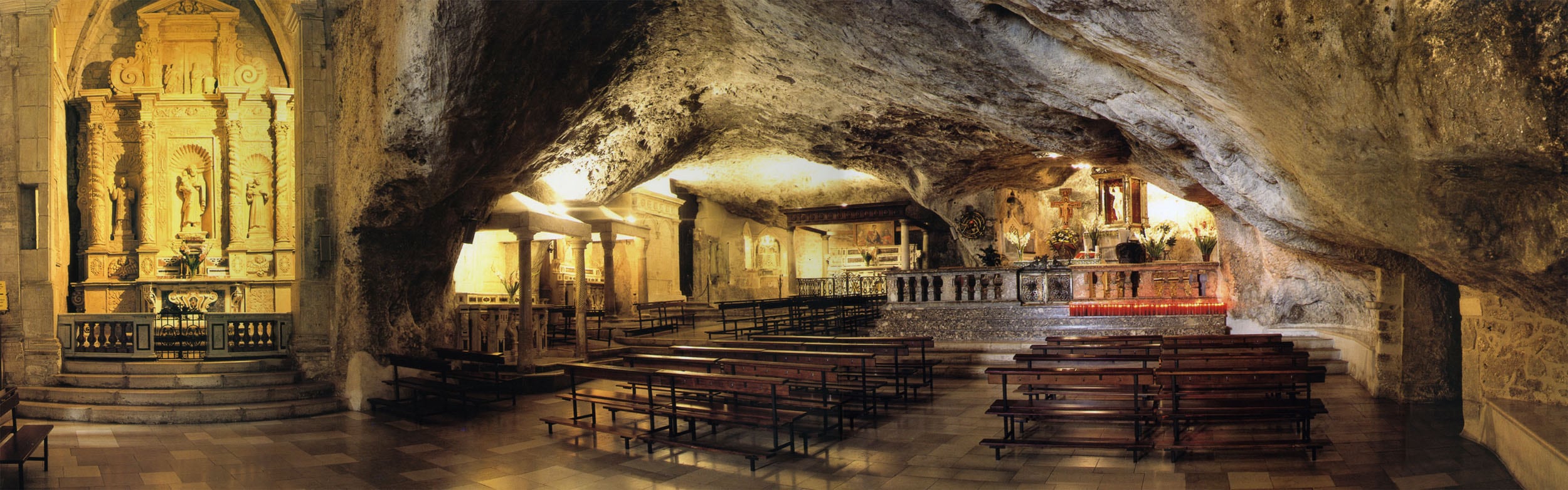 Panoramica della grotta del Santuario di S. Michele Arcangelo © Comune di Monte S. Angelo