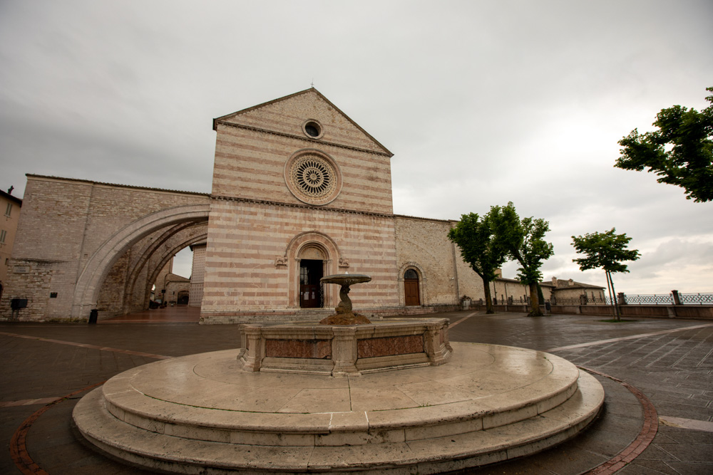 Basilica di Santa Chiara © A. Rossi, Camaleo S.r.l. (Rm) in collaborazione con il Comune di Assisi u2013 Ufficio Turismo e su gentile concessione della Provincia Serafica di San Francesco dei Frati Minori dellu2019Umbria (Italia)