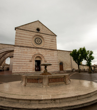 Basilica di Santa Chiara © A. Rossi, Camaleo S.r.l. (Rm) in collaborazione con il Comune di Assisi u2013 Ufficio Turismo e su gentile concessione della Provincia Serafica di San Francesco dei Frati Minori dellu2019Umbria (Italia)