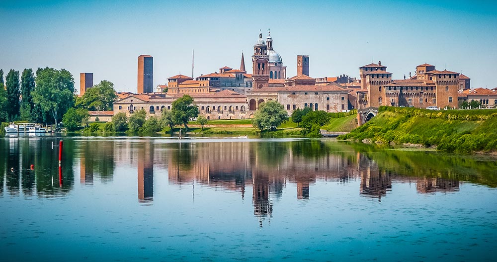 Lo skyline di Mantova riflesso nelle acque del Mincio © Shutterstock/canadastock