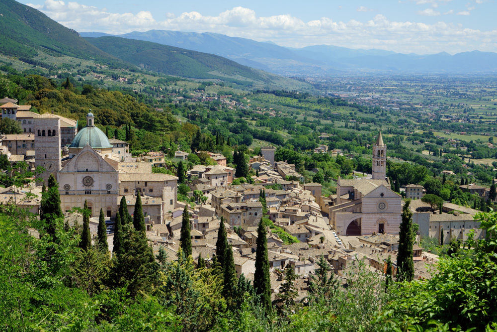 La Cattedrale di San Rufino e la Basilica di Santa Chiara viste dalla Rocca © A. Rossi, Camaleo S.r.l. (Rm) in collaborazione con il Comune di Assisi u2013 Ufficio Turismo e su gentile concessione della Provincia Serafica di San Francesco dei Frati Minori dellu2019Umbria (Italia)