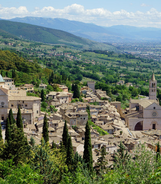 La Cattedrale di San Rufino e la Basilica di Santa Chiara viste dalla Rocca © A. Rossi, Camaleo S.r.l. (Rm) in collaborazione con il Comune di Assisi u2013 Ufficio Turismo e su gentile concessione della Provincia Serafica di San Francesco dei Frati Minori dellu2019Umbria (Italia)