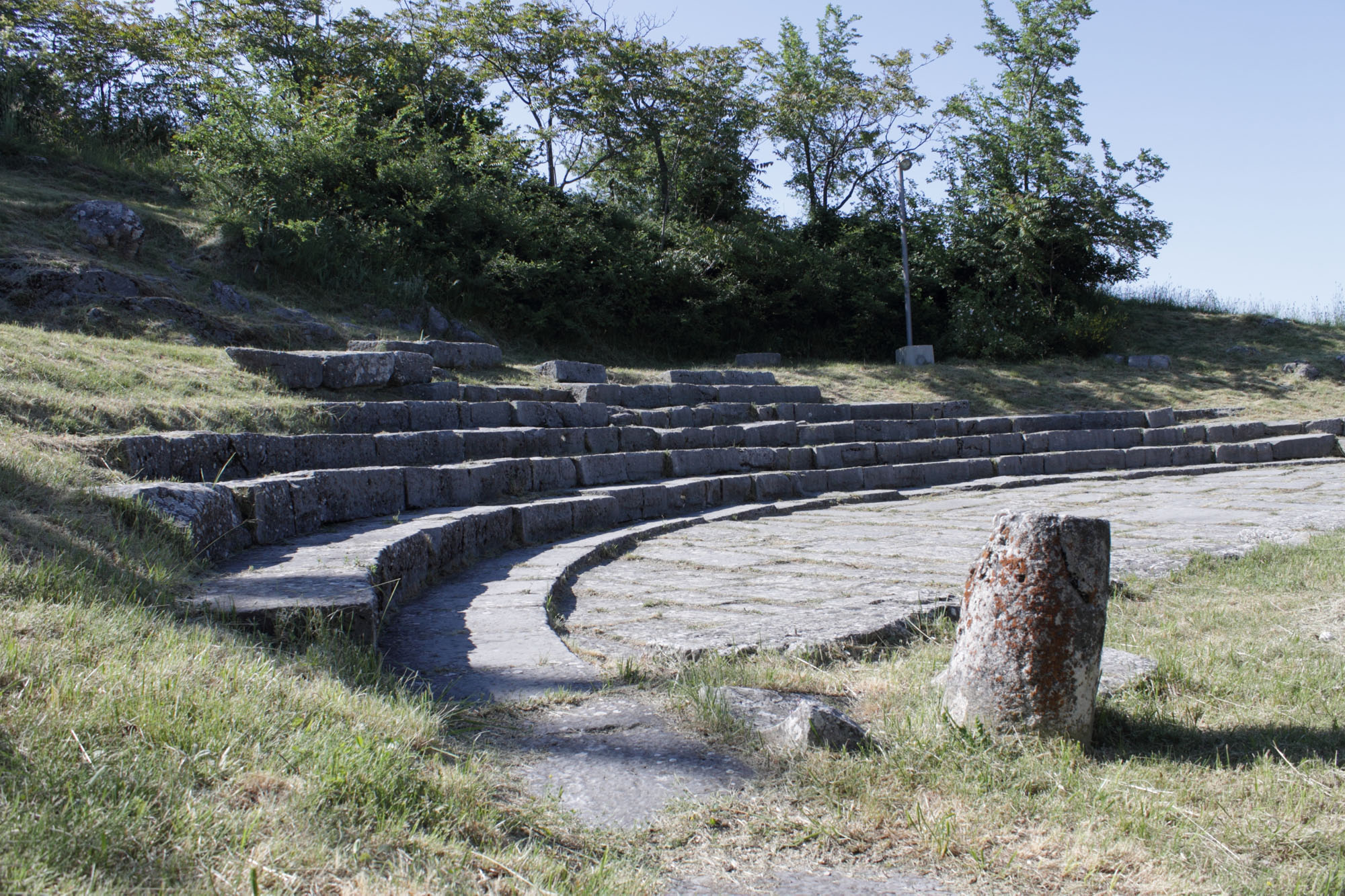 Parco archeologico e museo di Iuvanum Il Teatro romano di Iuvanum © Elio Torlontano
