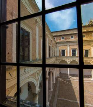 Cortile del Palazzo Ducale © A.Cambone, R.Isotti - Homo ambiens/Touring Club Italiano