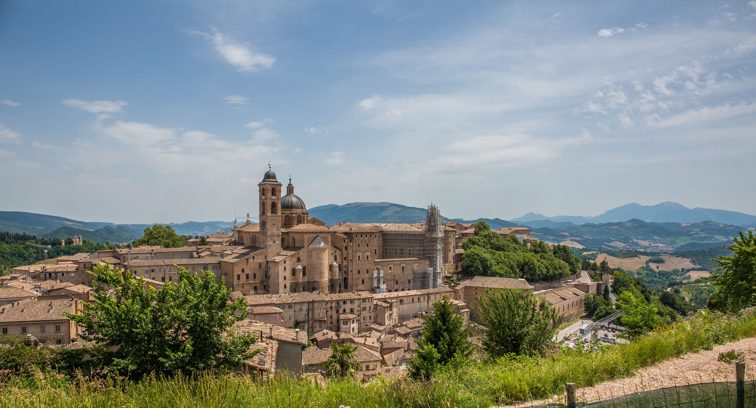 Urbino vista dalla Fortezza Albornoz © A.Cambone, R.Isotti - Homo ambiens/Touring Club Italiano
