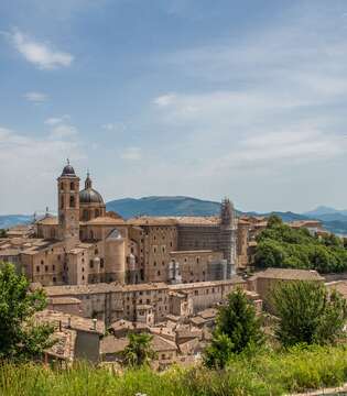 Urbino vista dalla Fortezza Albornoz © A.Cambone, R.Isotti - Homo ambiens/Touring Club Italiano