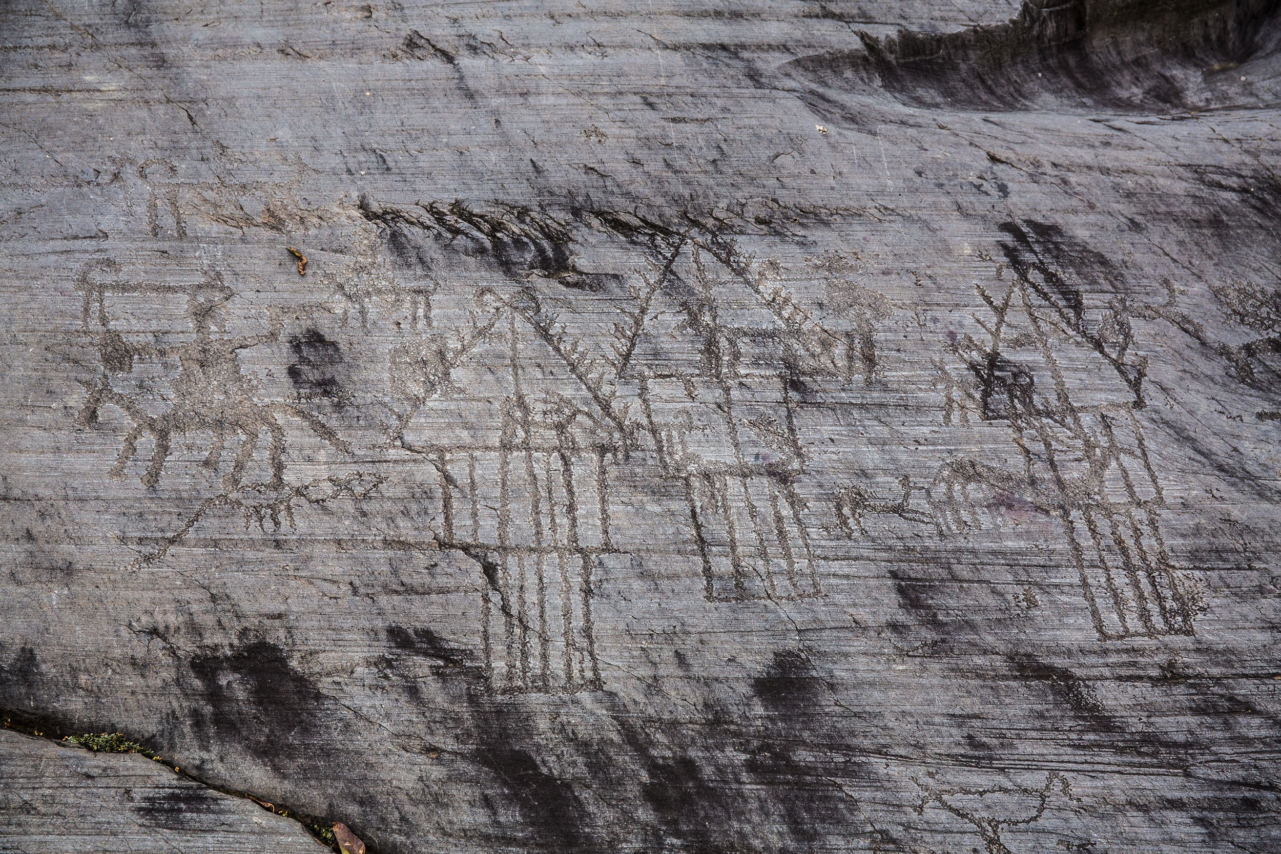 Valcamonica Rappresentazione di capanne su palafitta con guerriero a cavallo, località Naquane © A. Cambone, R. Isotti - Homo Ambiens / Touring Club Italiano