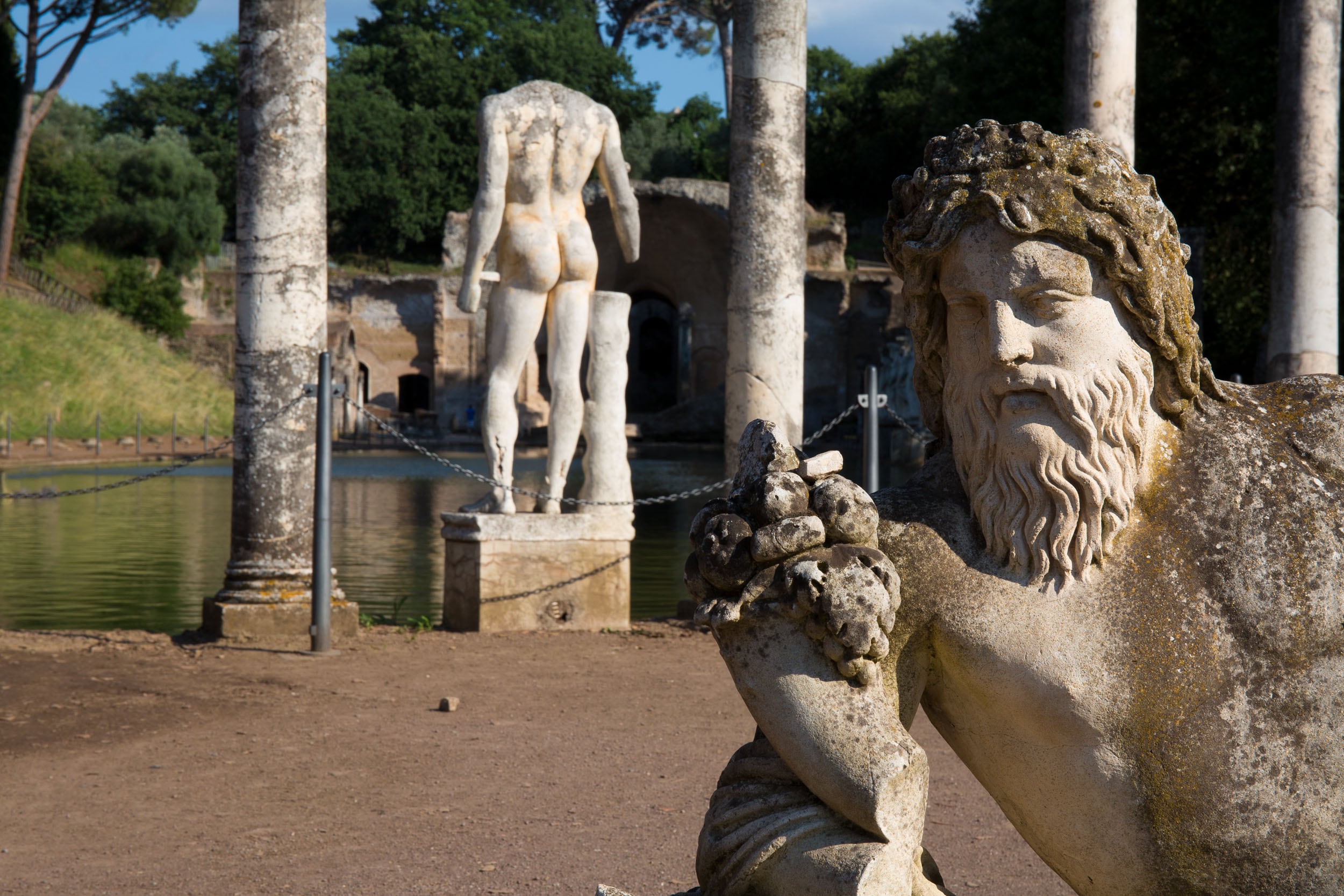 Una delle statue che decorano il Canopo © A. Cambone, R. Isotti - Homo Ambiens / Touring Club Italiano